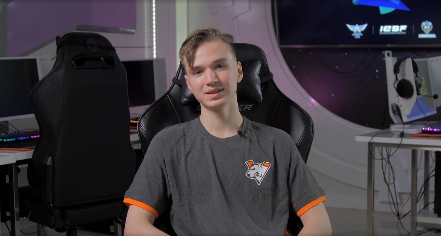 11 000 MMR в 17 лет, фанат Папича и Дахака. Что известно о новом керри Virtus.pro