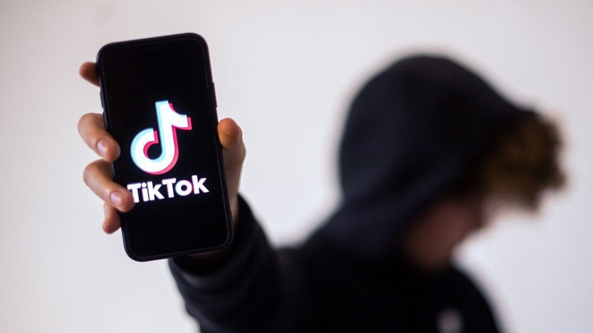 ТикТок убивает модератор соцсети подала в суд на начальство за травмированную психику