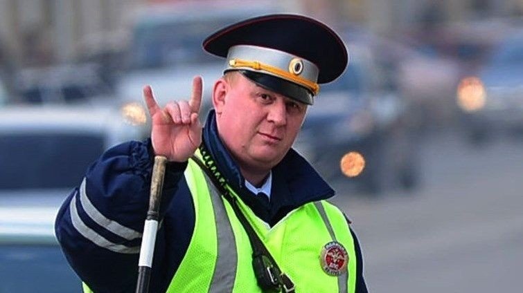 Российские стримеры попали на гаишниковвзяточников  сотрудники ДПС хотели содрать с них 100 тысяч рублей