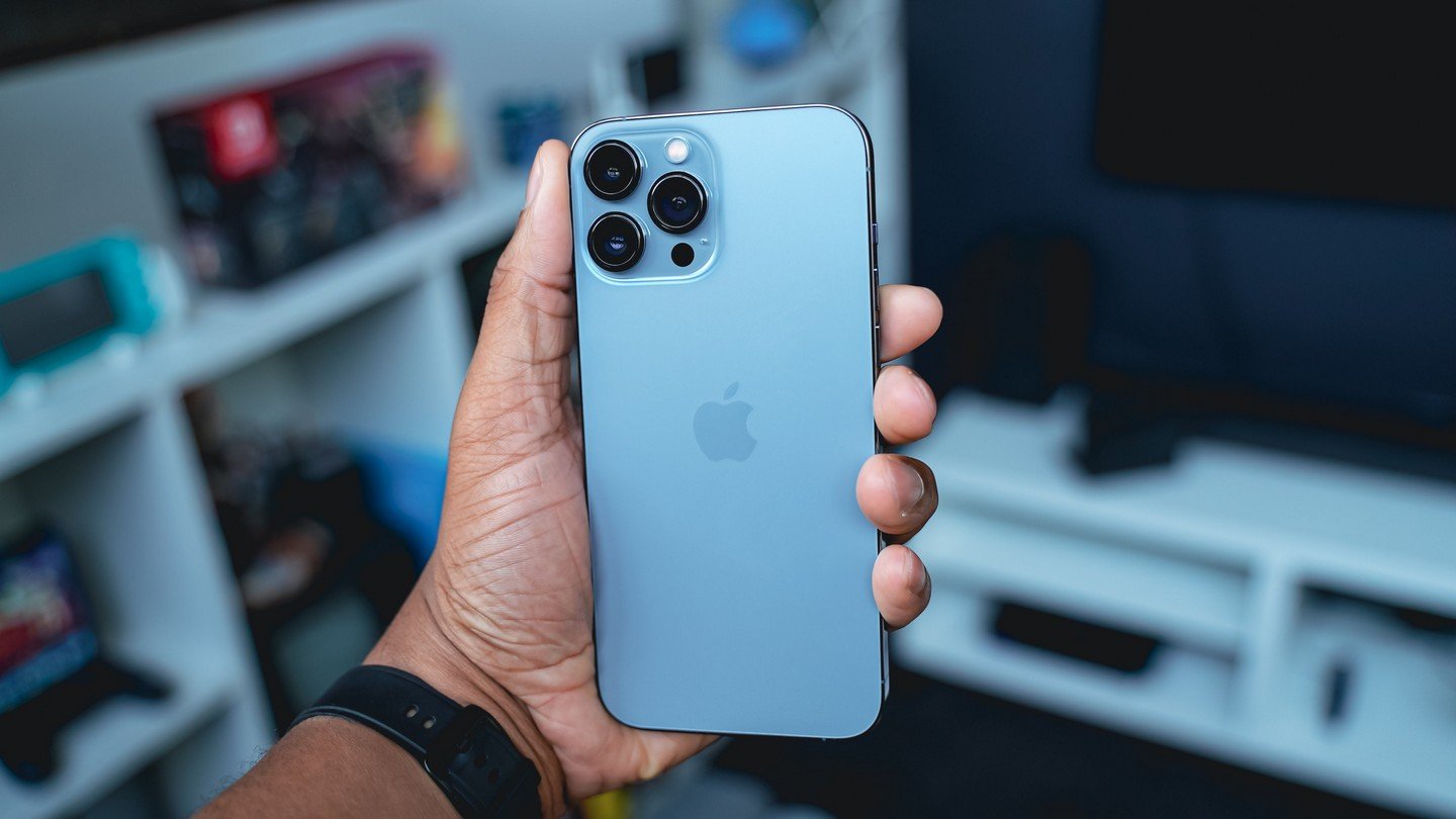 В DNS выросли цены на iPhone 13  смартфон от Apple подорожал на 30