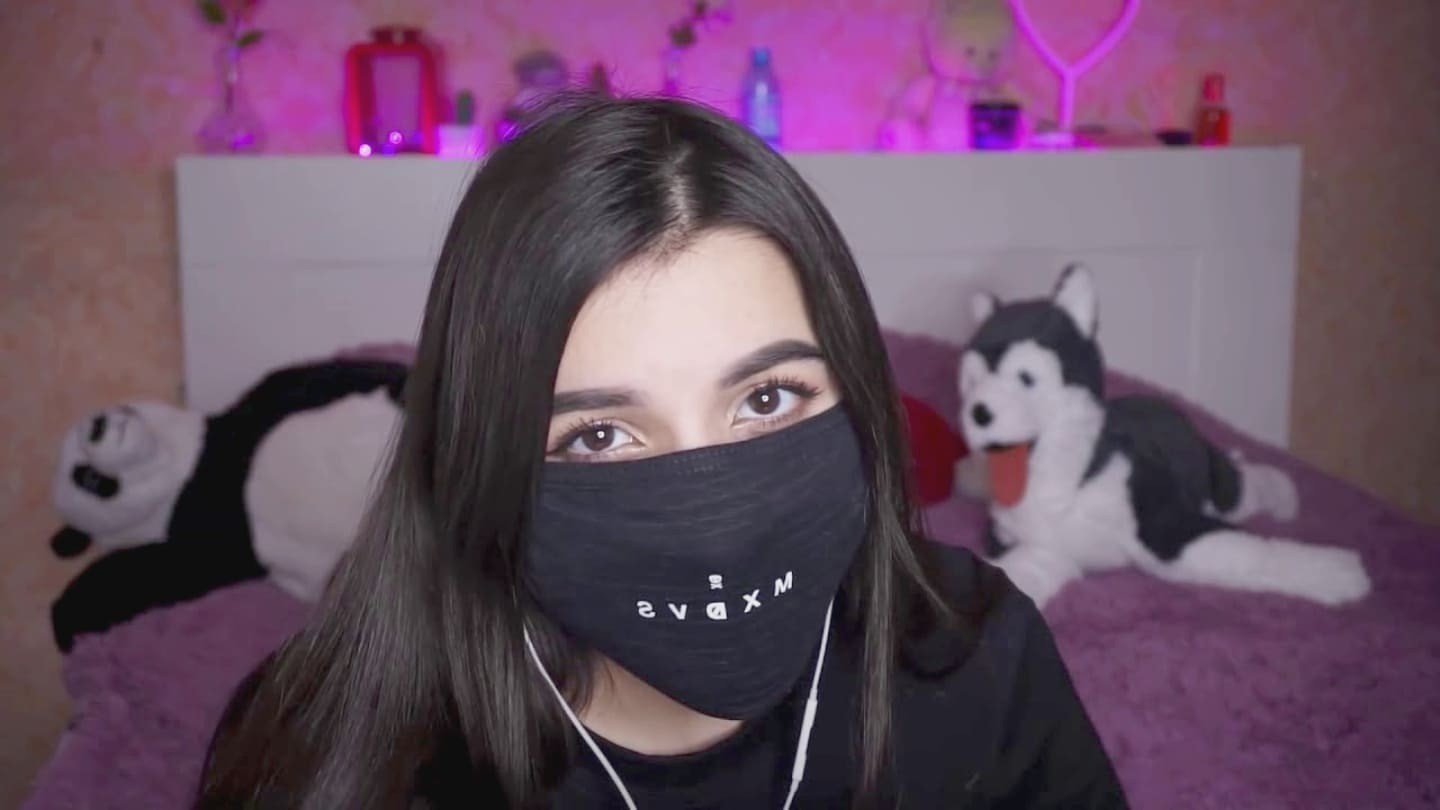 Стример спалил нос Tenderlybae  вот так она выглядит без маски