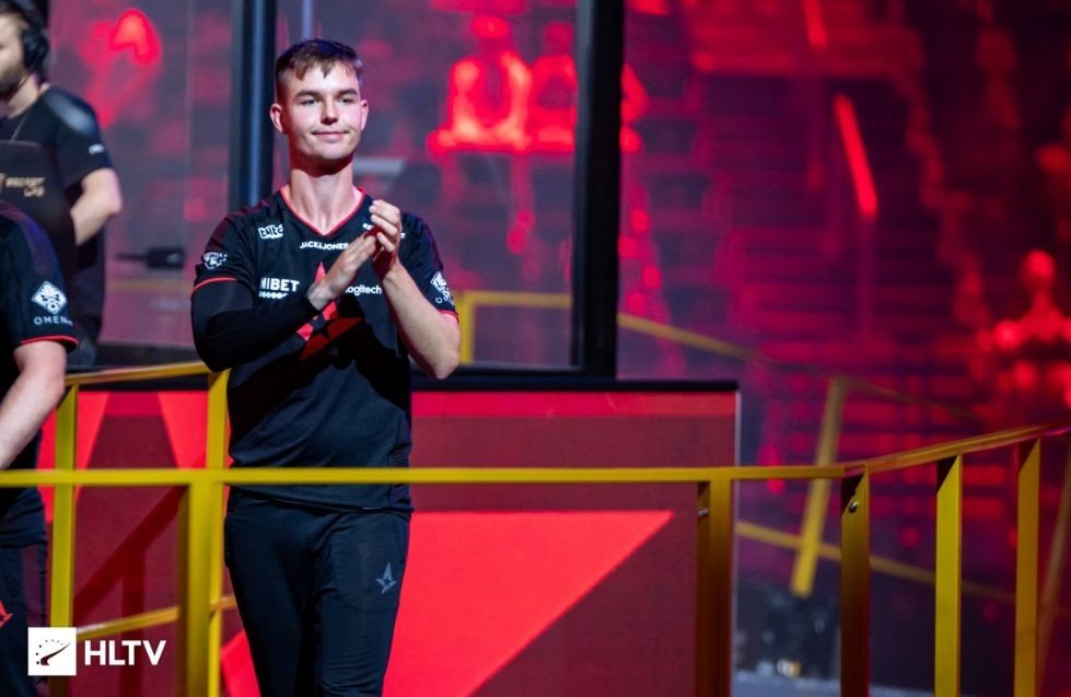 dev1ce успел везде стал MVP StarLadder Berlin Major по CSGO и сломал кубок