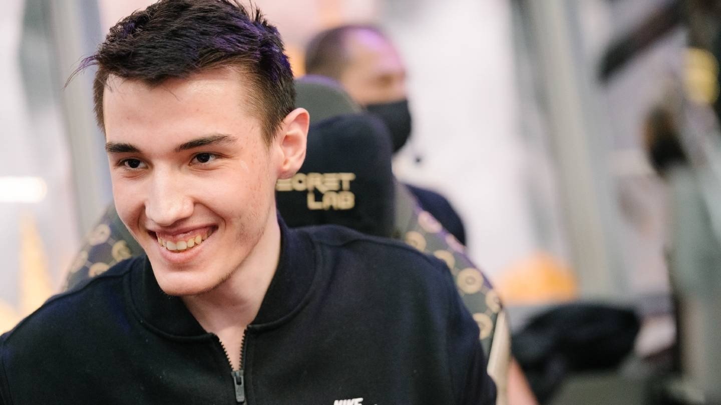 Collapse стал Магнусом  нейросеть объединила дотеров с персонажами Dota 2