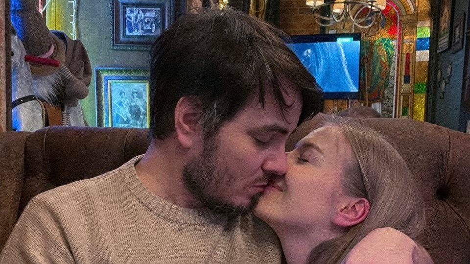 Мэддисон поделился фотографией поцелуя с женой