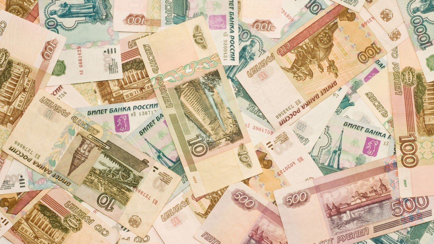 В России появились новые 100 рублей  банкнота выполнена в стиле 2000 рублей