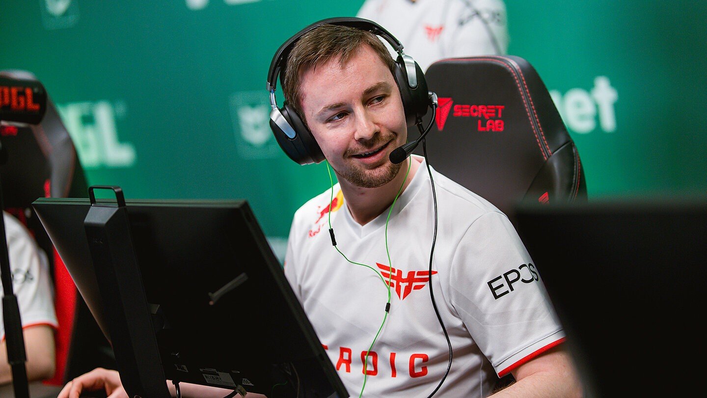 Прогноз на матч Heroic против NAVI на BLAST Premier Fall Groups 2023