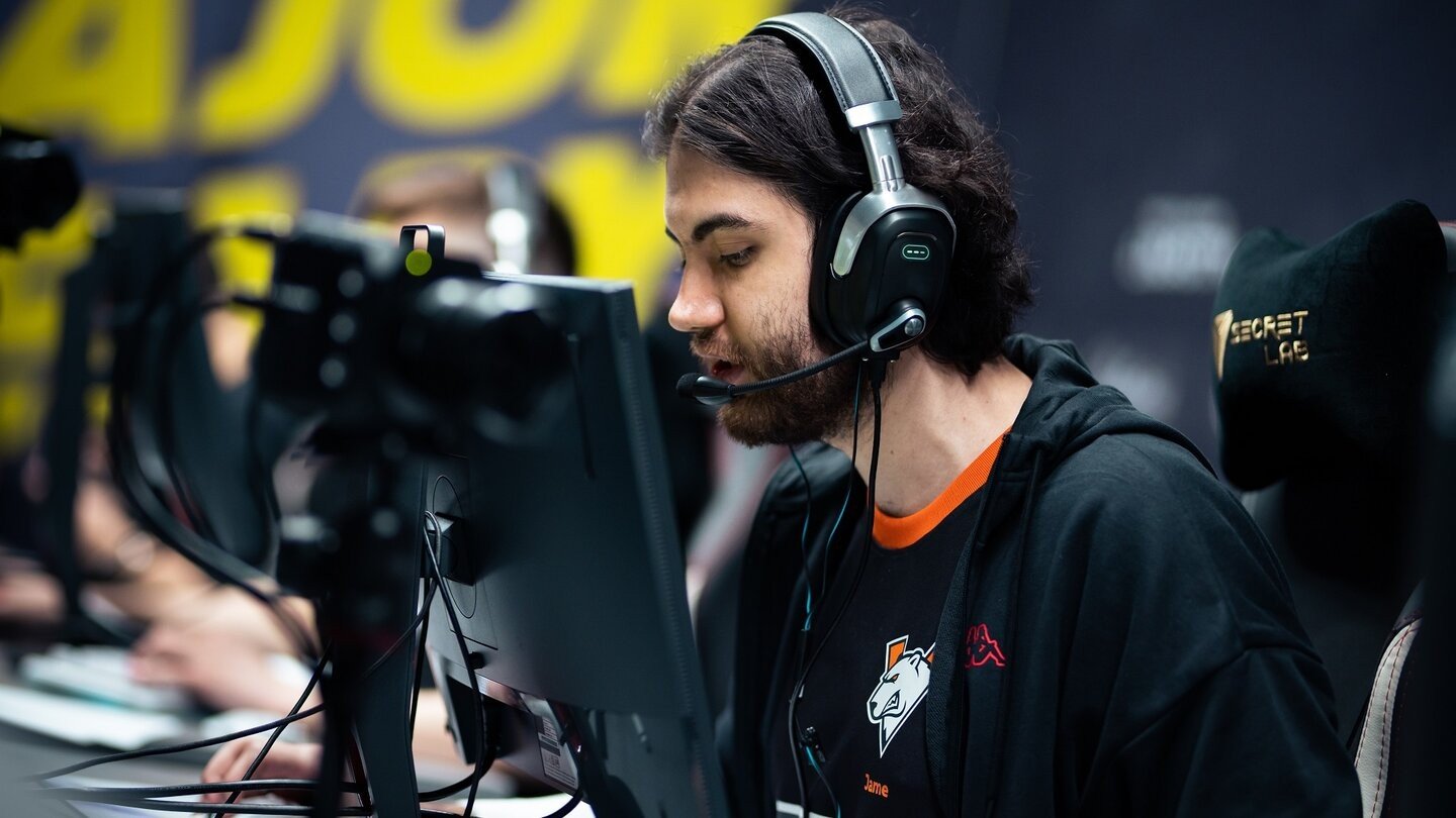 Прогноз на финал Thunderpick World Championship 2023  FaZe против Virtuspro