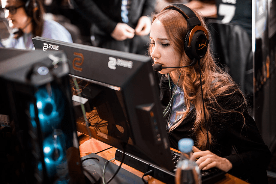 На фото профессиональный игрок в CS:GO - Александра "twenty3" Тимонина