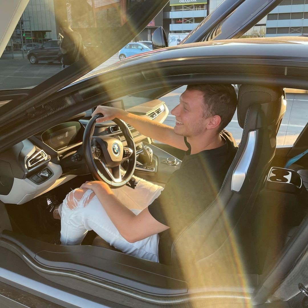 Роман Resolut1on Фоминок похвастался новой тачкой  он приобрел BMW i8 за 10 миллионов рублей