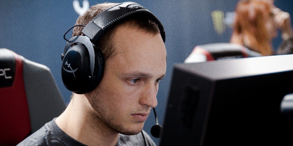 Проигрок перешёл в Valorant но очень быстро решил вернуться в CSGO и вот почему