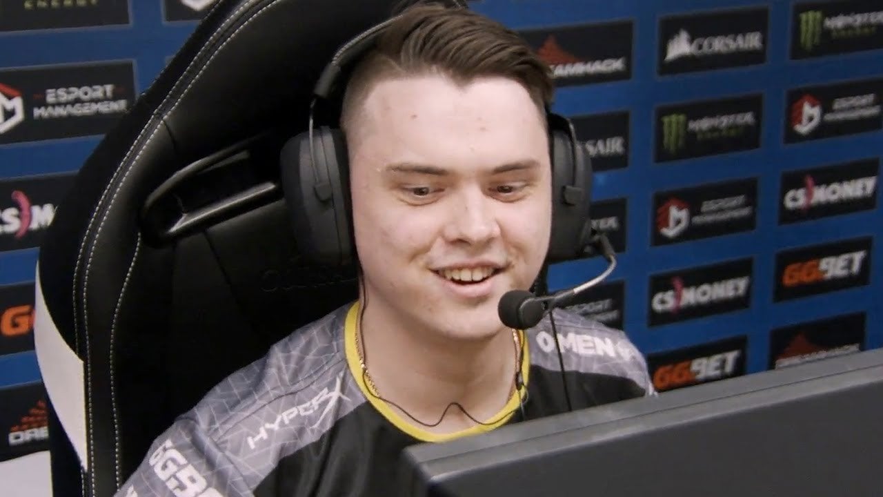 Electronic рассказал какая винтовка была сильнее до нерфа SG 553 или AUG