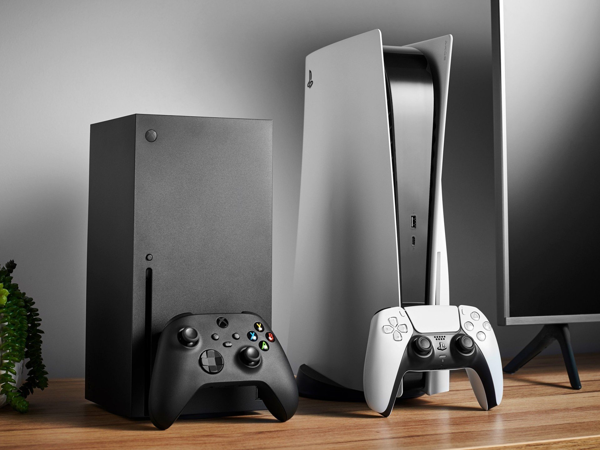 Xbox Series X (слева) и PlayStation 5