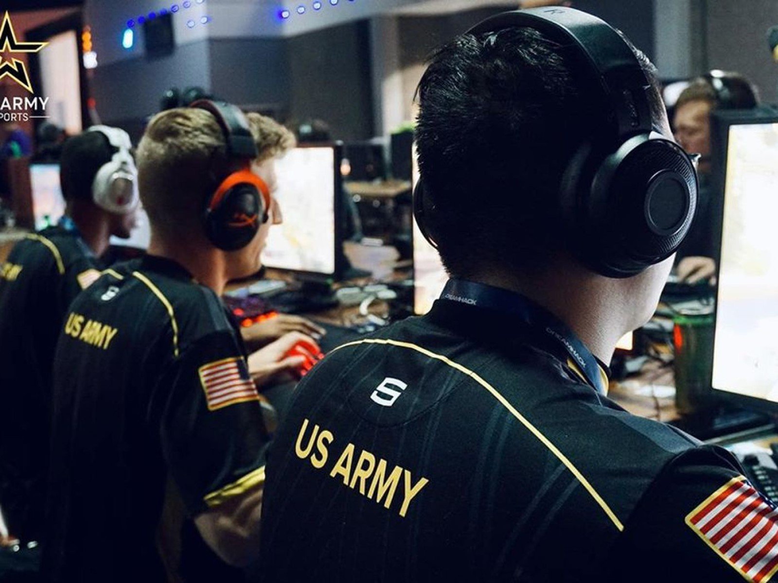 Армия США снова стримит на Twitch чат оскорбляет военных но закон на стороне чата