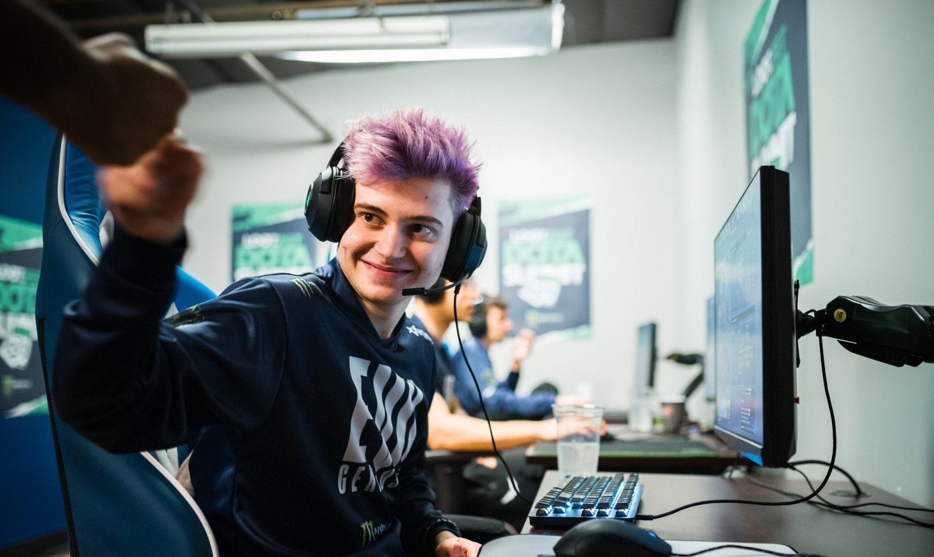 NAVI в плейофф шансы VP под угрозой Чем закончится групповой этап OMEGA League