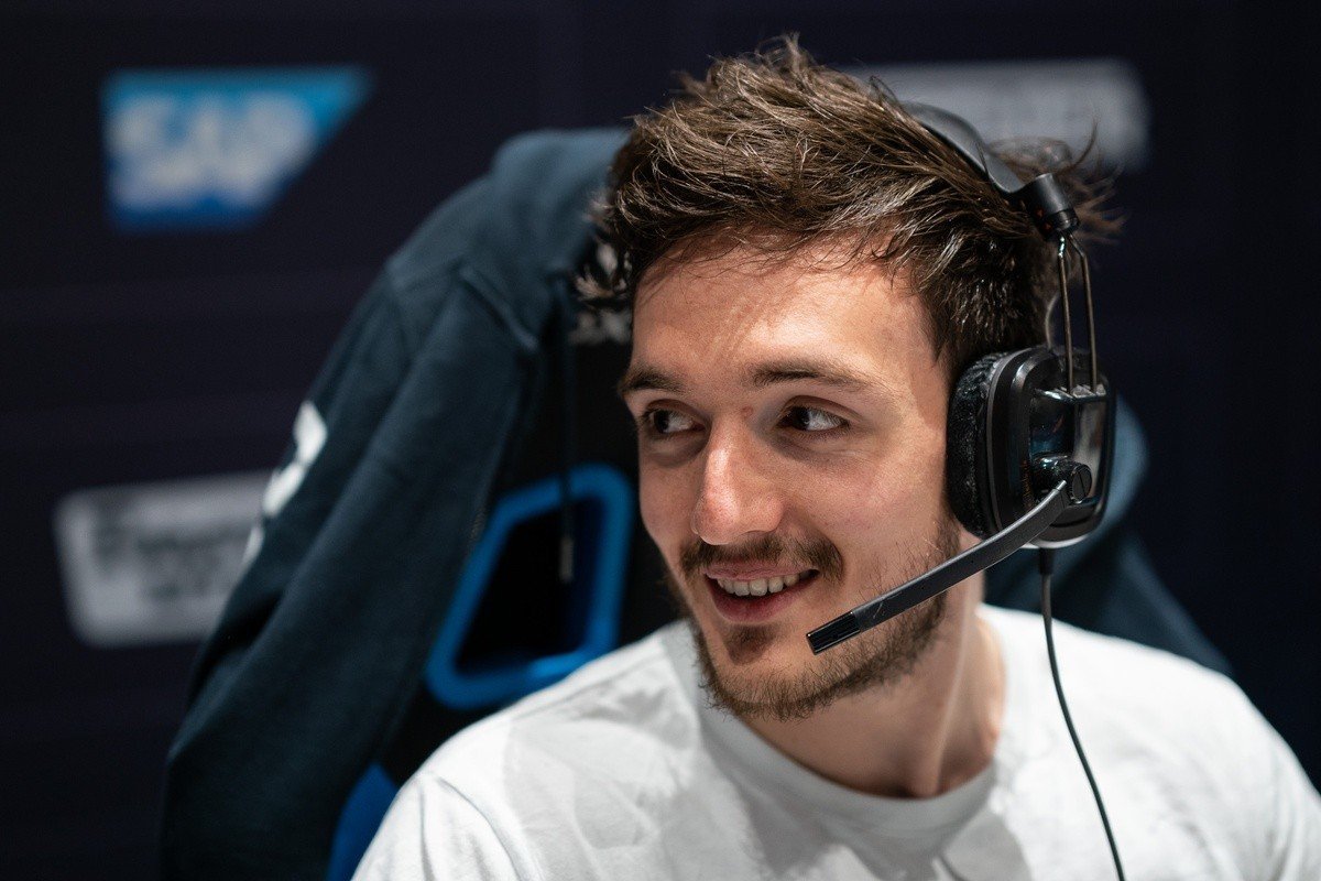 Topson пропустит OGA Dota Pit вместо него сыграет Sockshka  тренер OG