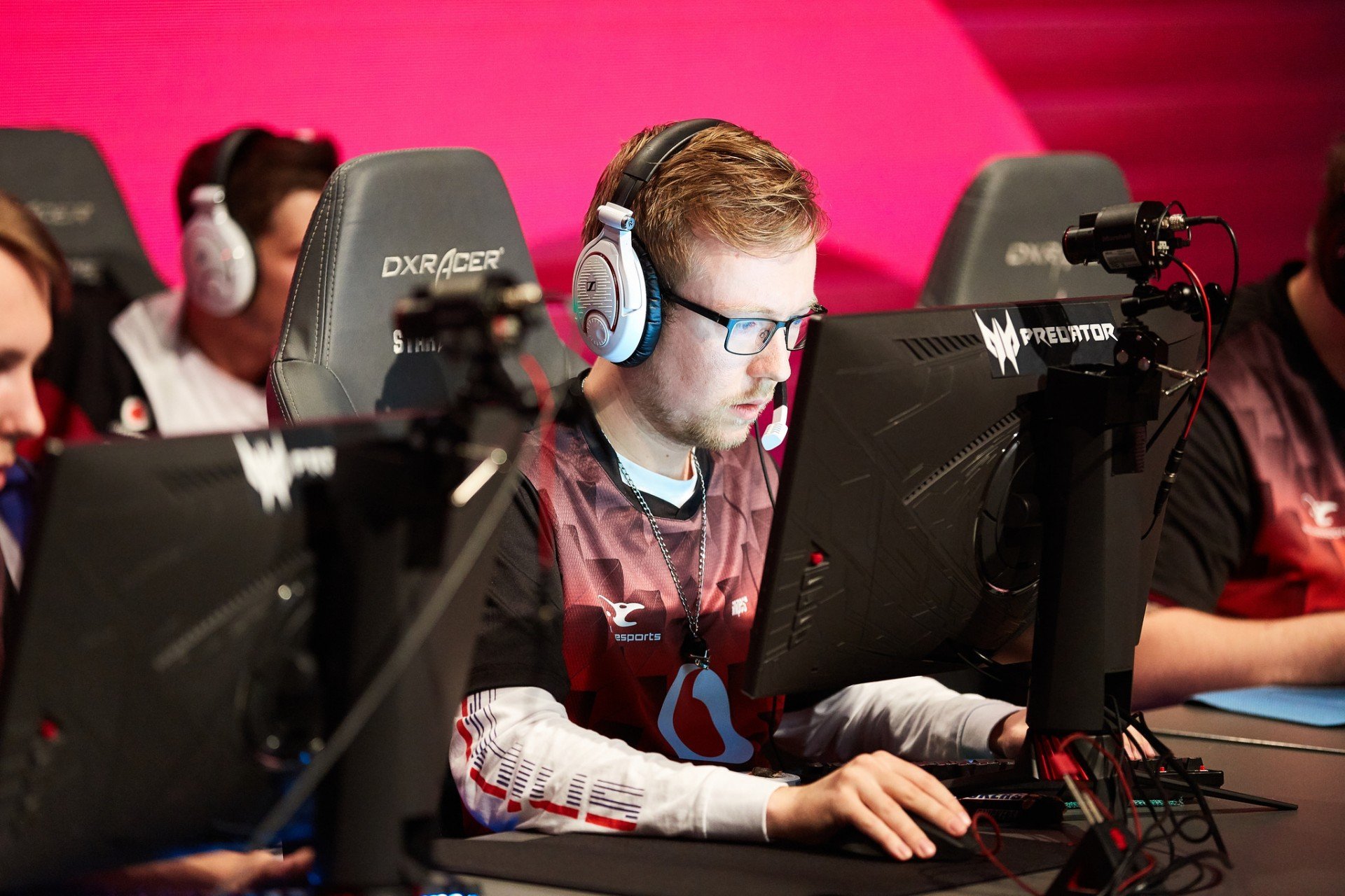 ChrisJ Раньше я очень уважал starix но как же он пал даже не может извиниться