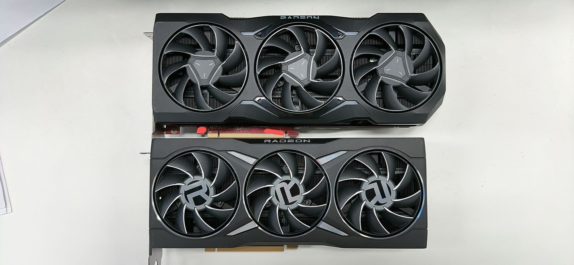 RX 7900 XT (сверху) и RX 6900 XT (снизу)