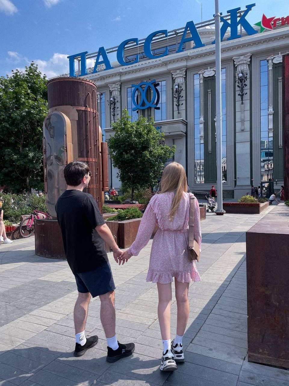 Мэддисон со своей супругой напротив торгового центра «Пассаж»