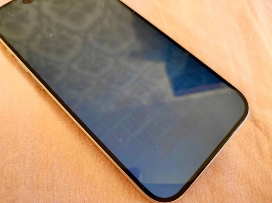 iPhone 15 Pro с «выгоревшим» экраном