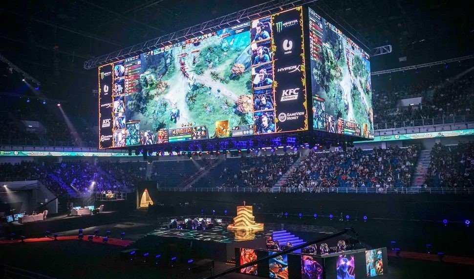 напряженный момент матча по dota 2 или league of legends на большом экране