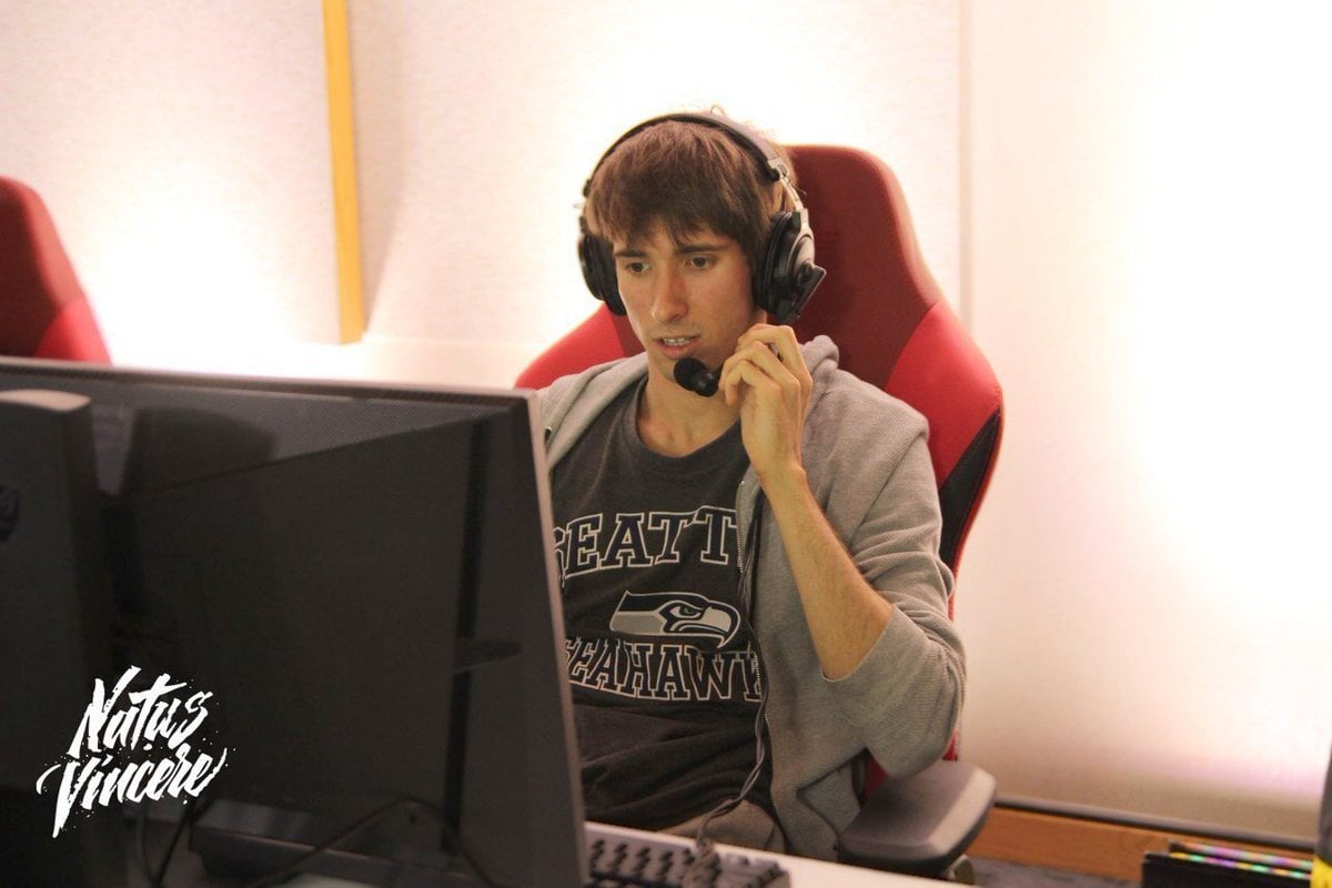 Twitch забанил канал Dendi