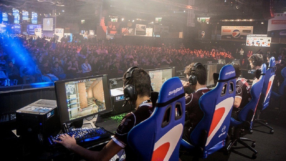 киберспортсмены на сцене турнира крупным планом