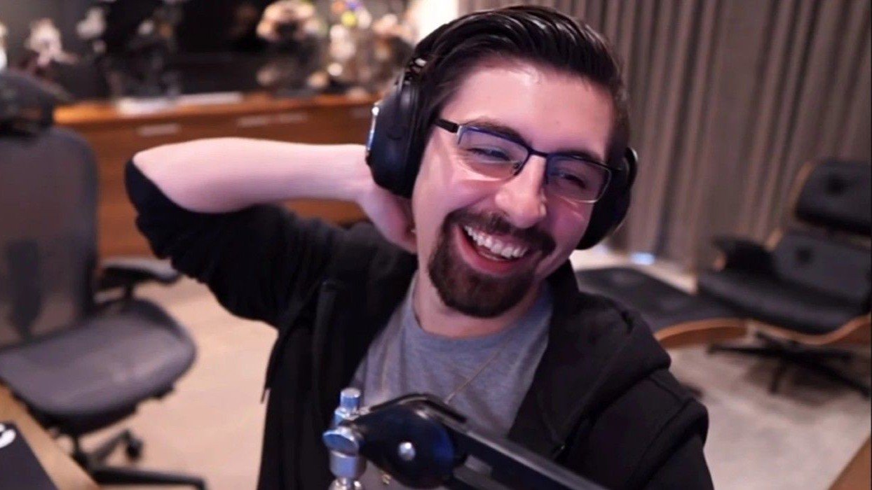 Shroud вернулся в CSGO но в первой же игре попался на читера