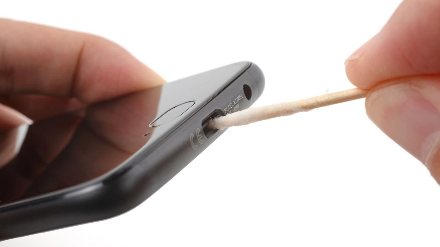Источник: iFixit / Очистка разъема при помощи зубочистки