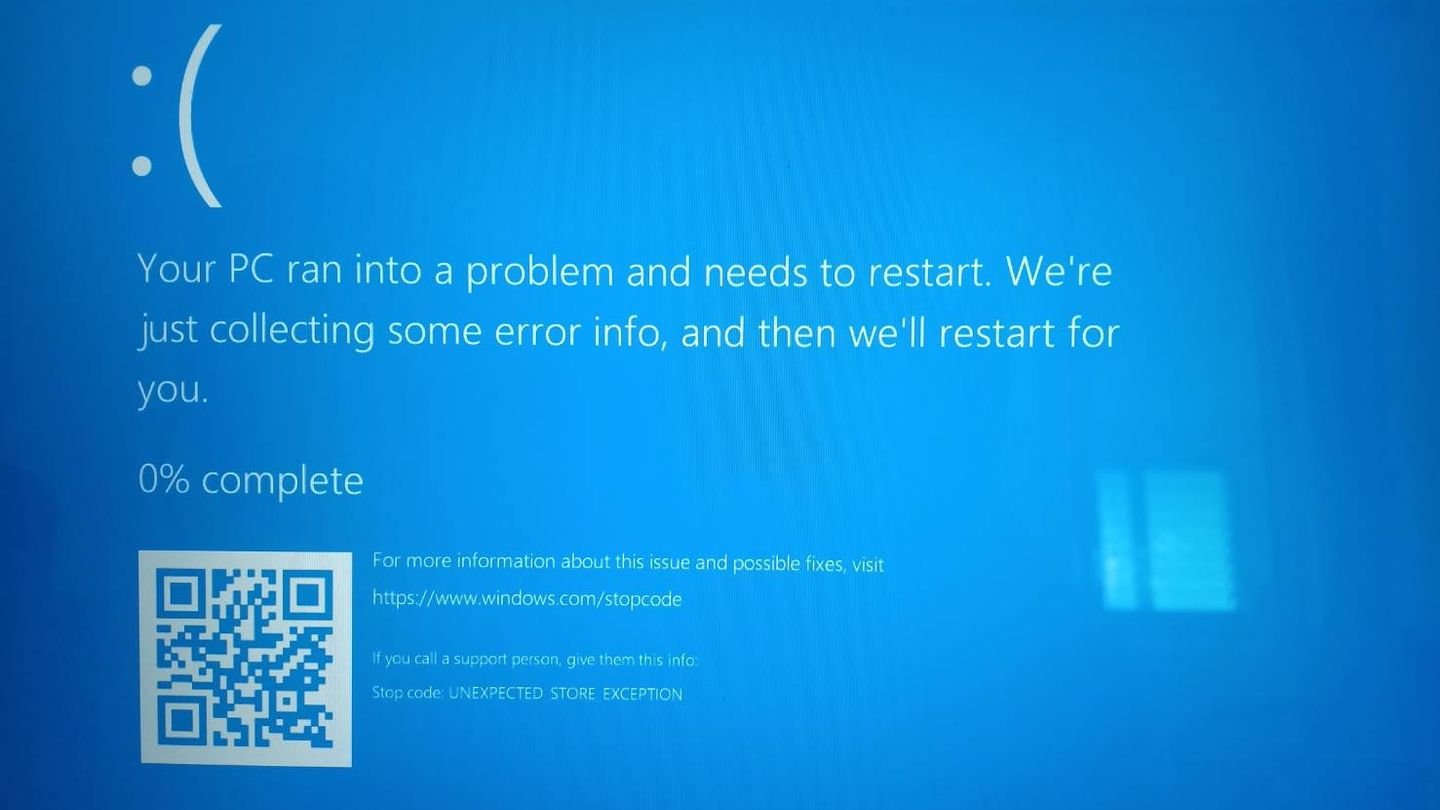 Источник: Microsoft Community / Фото ошибки Unexpected Store Exception