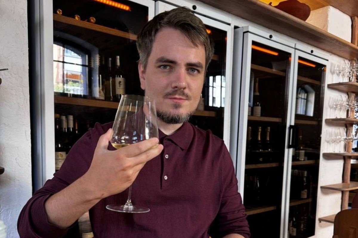 Илья Мэддисон с бокалом вина