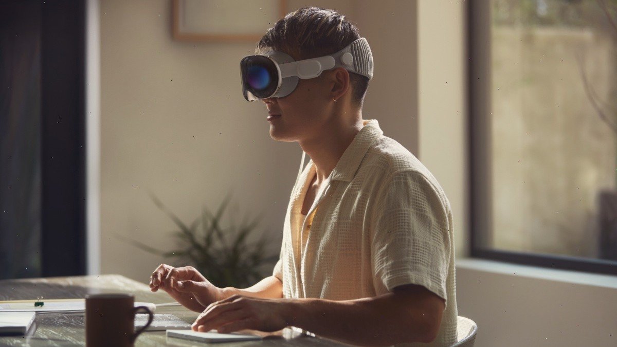 Видео покупатели Apple Vision Pro сошли с ума  они носят гарнитуру даже на улице