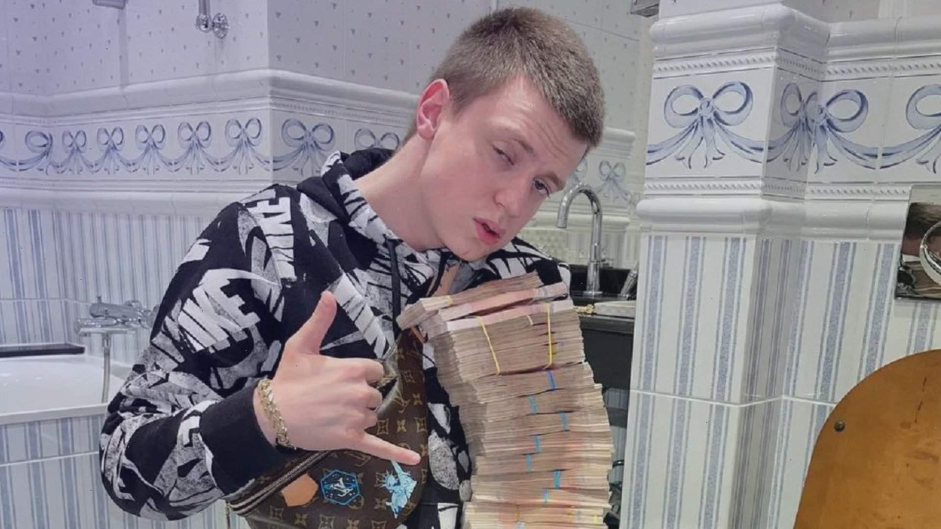 Трэшстример Мелстрой назвал деньги абсолютным мусором