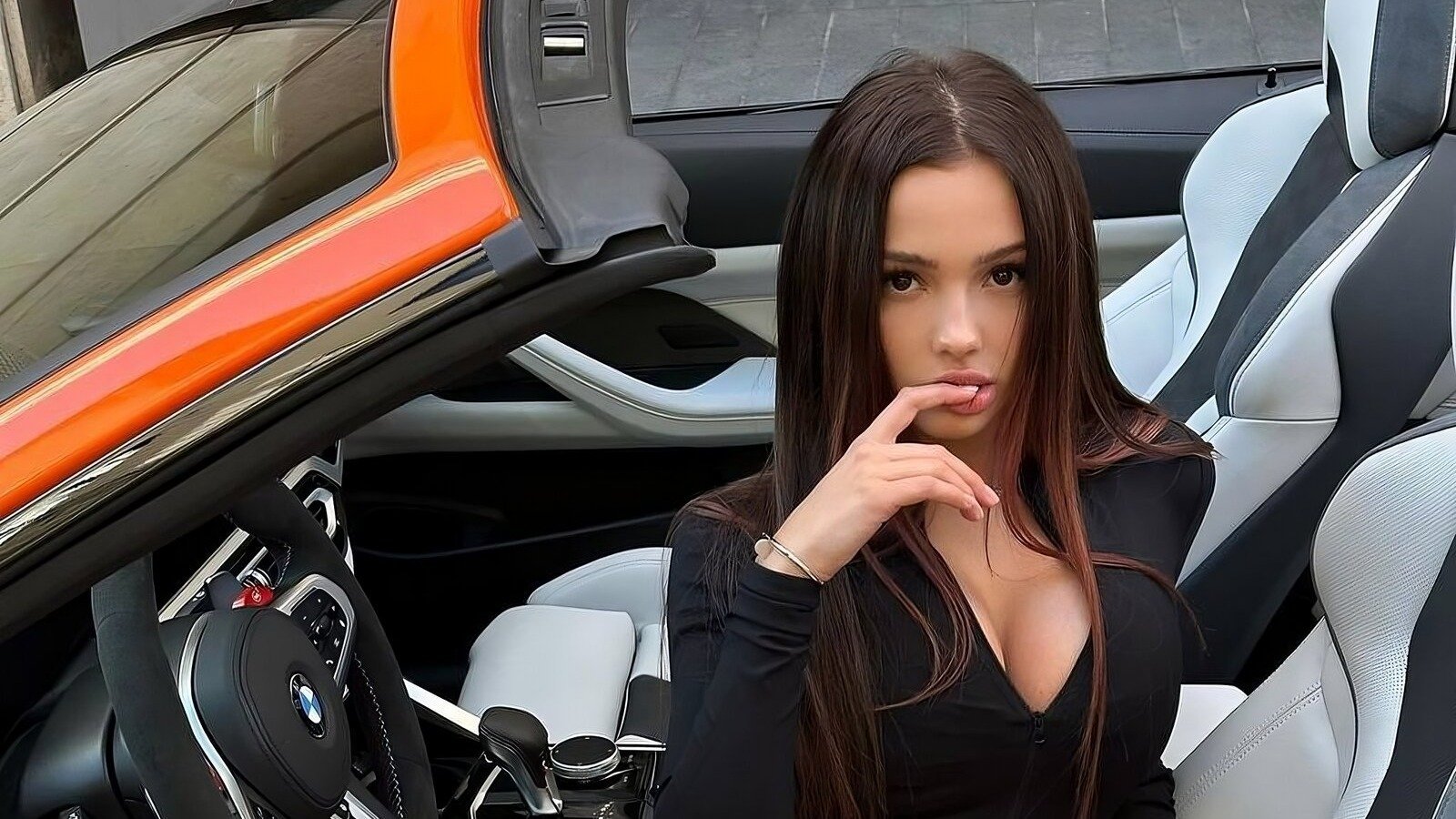 Валя Карнавал провела горячую фотосессию в новом автомобиле за 12 млн рублей