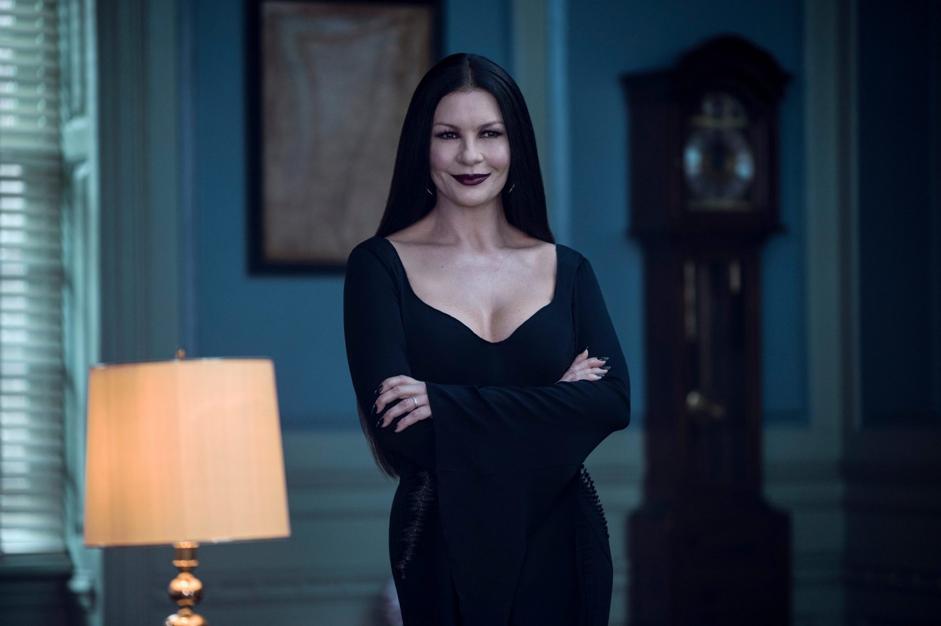 Фото: Мортиша Аддамс (Кэтрин Зета-Джонс / сериал «Уэнсдей»)