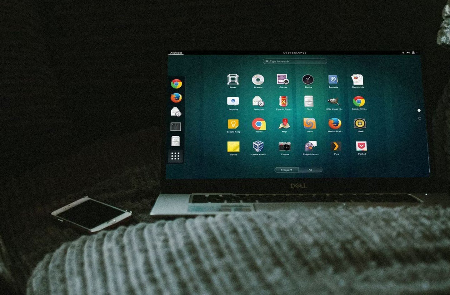 Скриншот: https://www.makeuseof.com/tag/linux-operating-systems-bleeding-edge-updates/