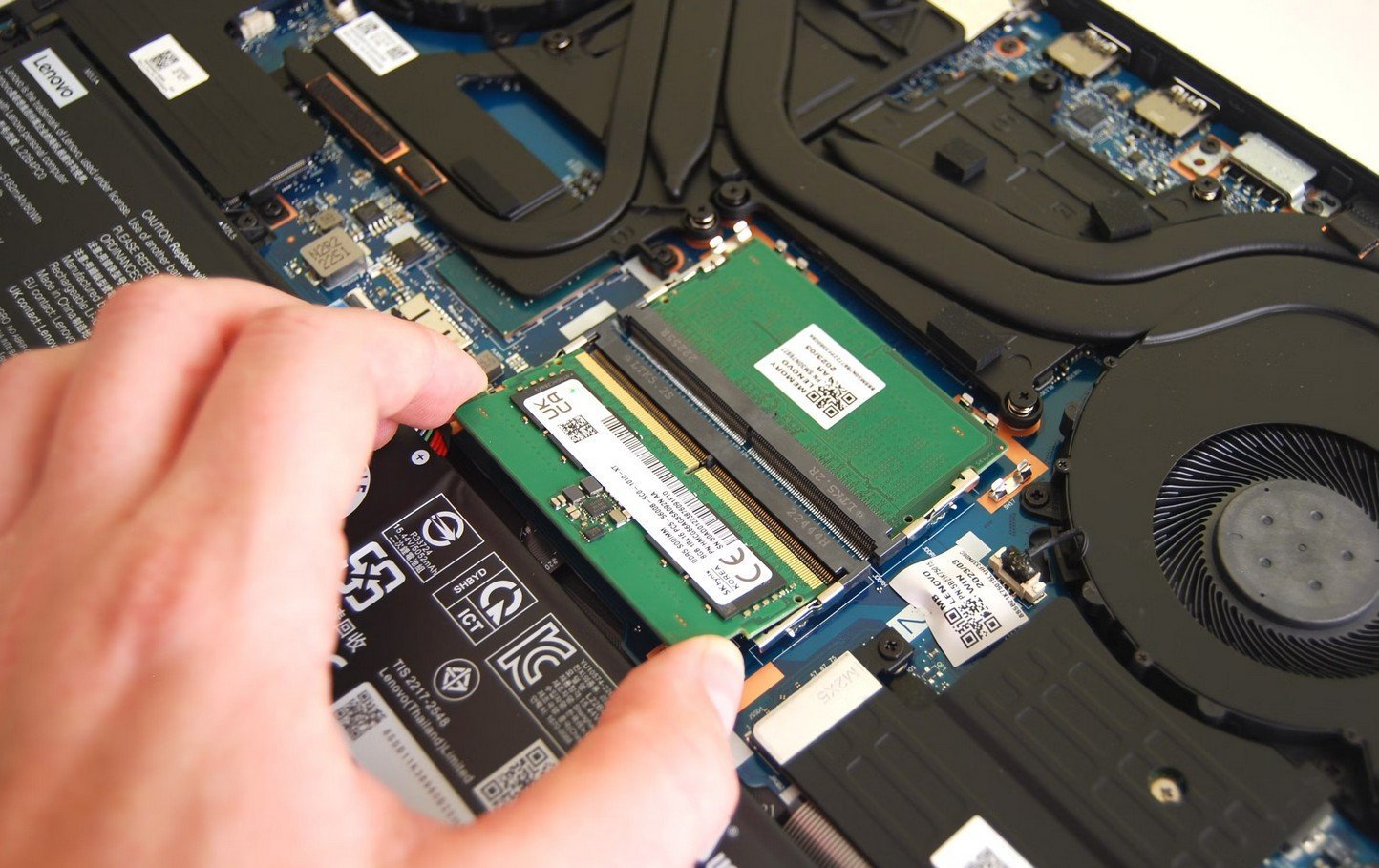 Скриншот: https://www.xda-developers.com/find-laptop-upgrade-ram/