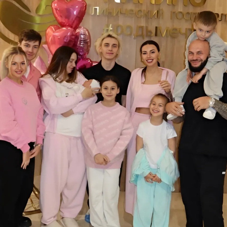 Источник: VK / Влад А4 и Юлия Годунова во время выписки из роддома