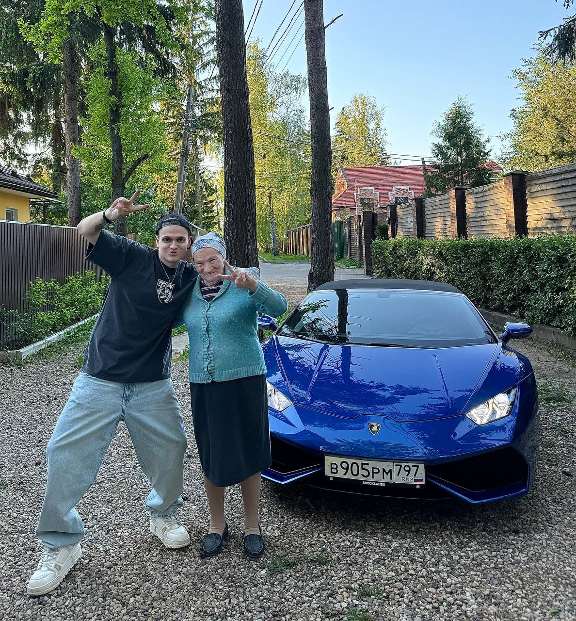 Источник: Telegram / Бустер дарит бабушке Lamborghini