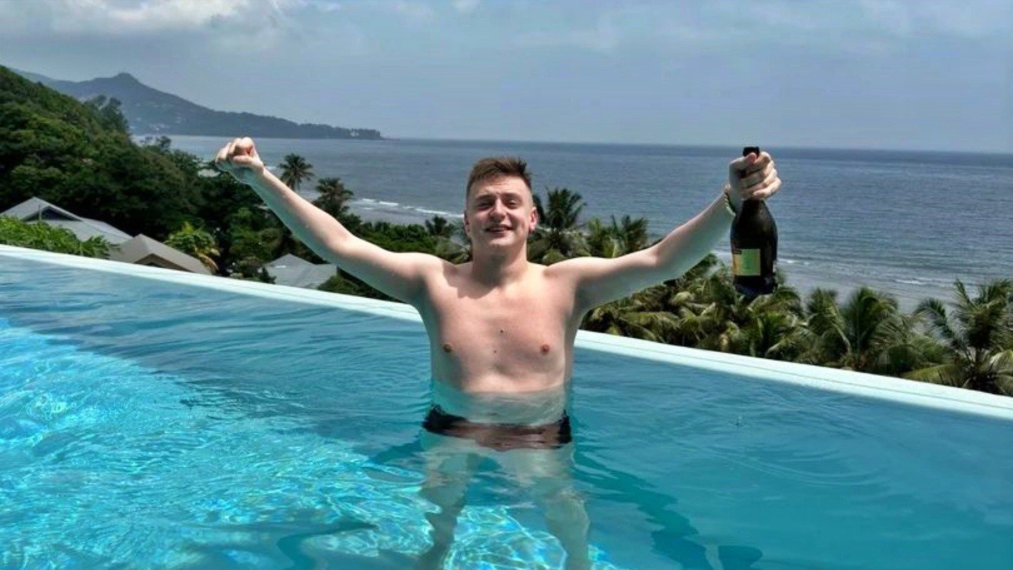 Флаг и фото с Мелстроем подняли на Эверест за 45 млн рублей