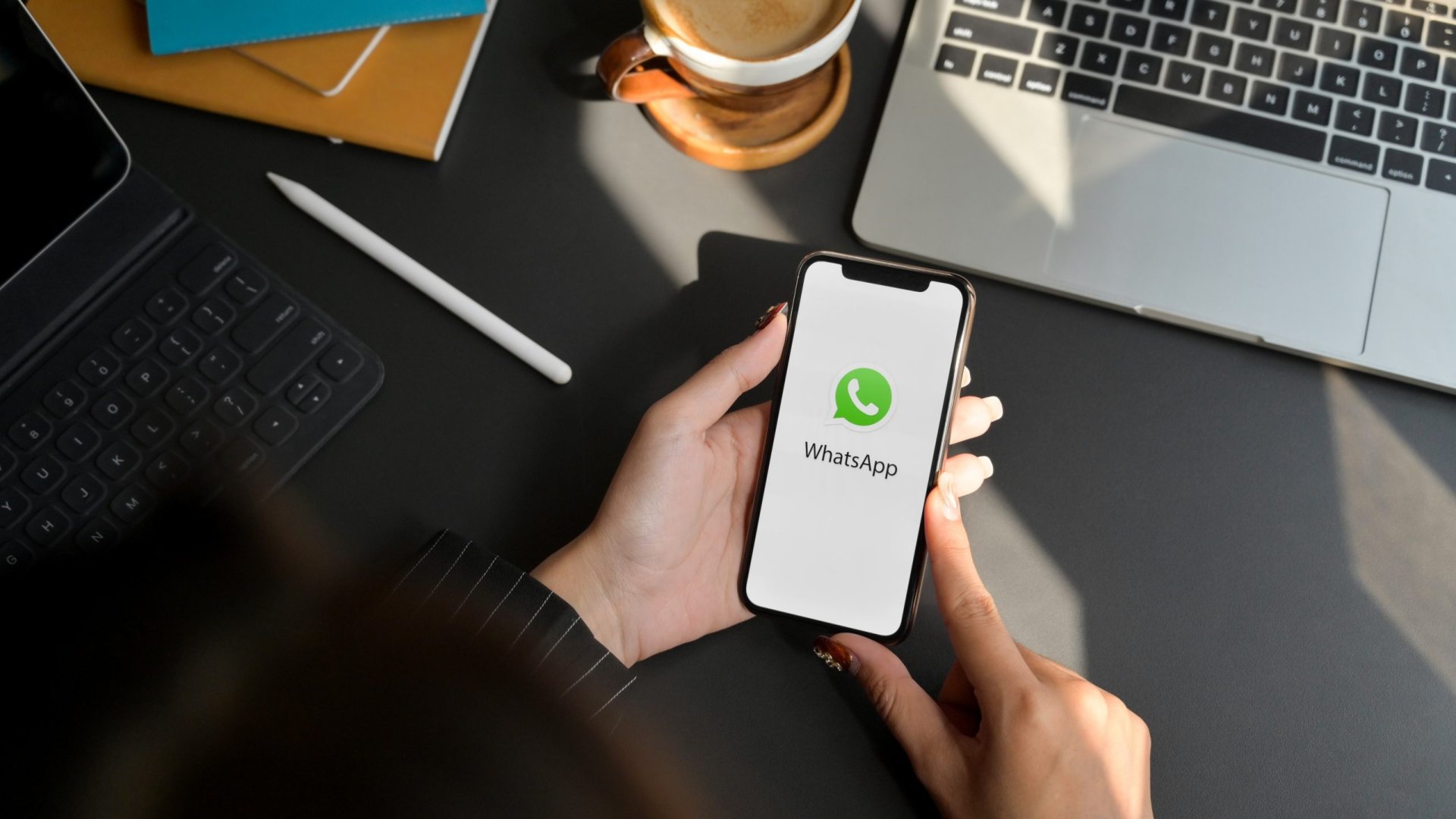 Как скачать WhatsApp на iPhone
