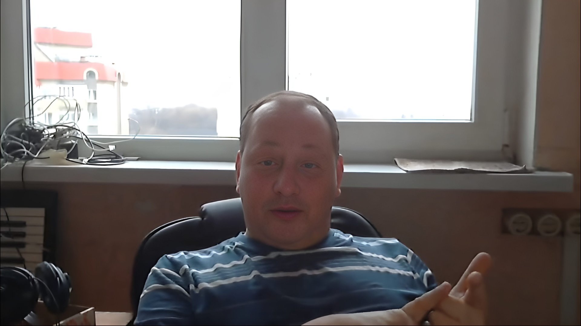 Изображение: скриншот с видео «Алекс Пыня отвечает Треуголу»