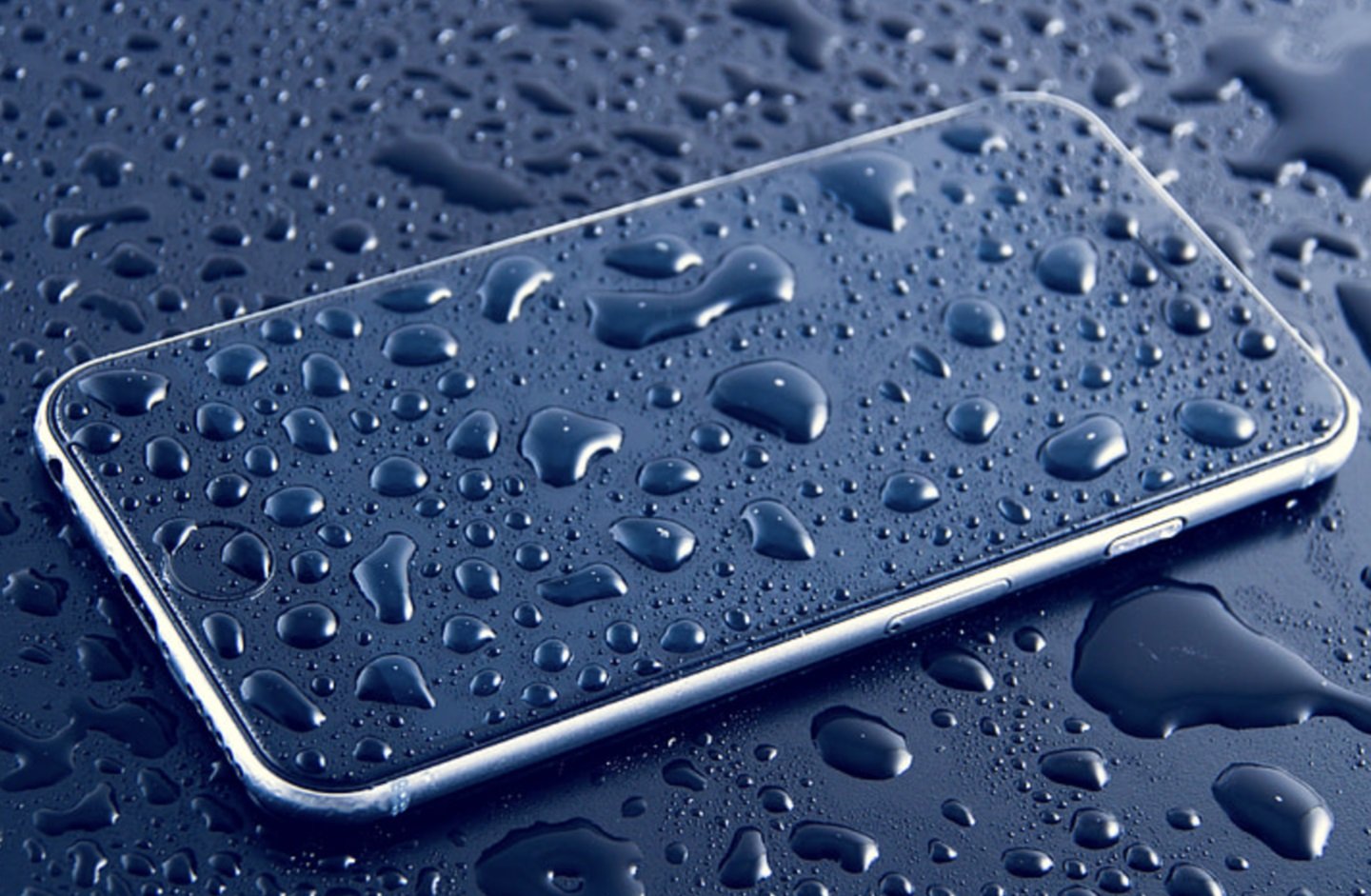 Источник: PickPik / iPhone с водой