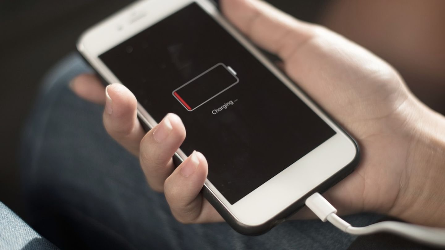 Источник: Battery Empire Blog / Зарядка смартфона