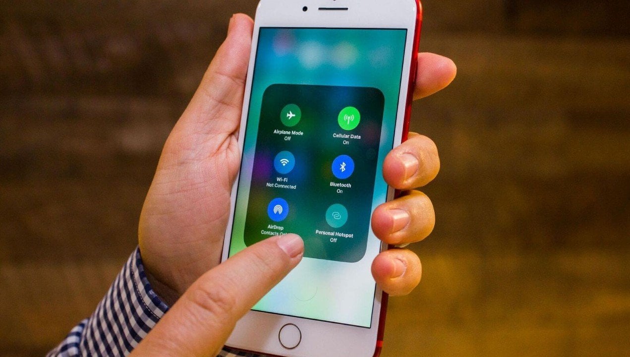 Источник: Apple Insider / Человек отключает Wi-Fi на телефоне
