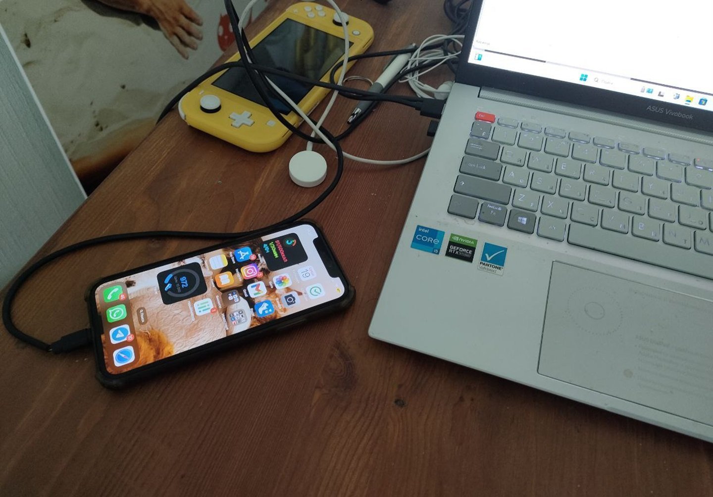 Источник: CQ / iPhone и ноутбук