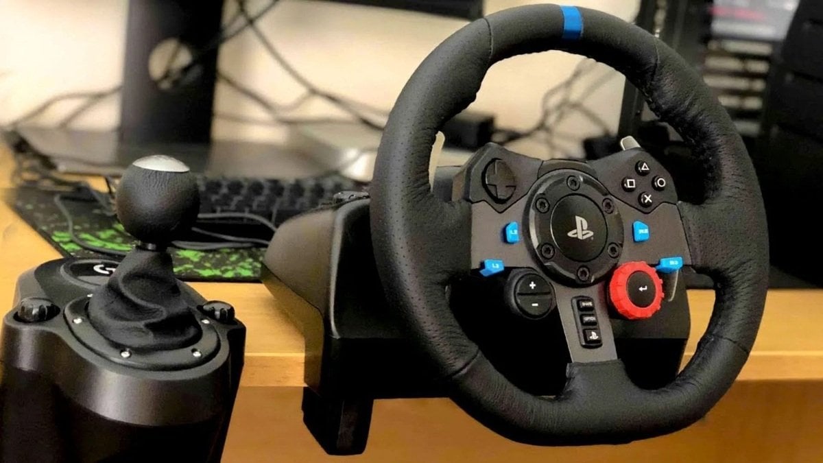 Источник: abs-fond / Игровой руль, закрепленный к столу
