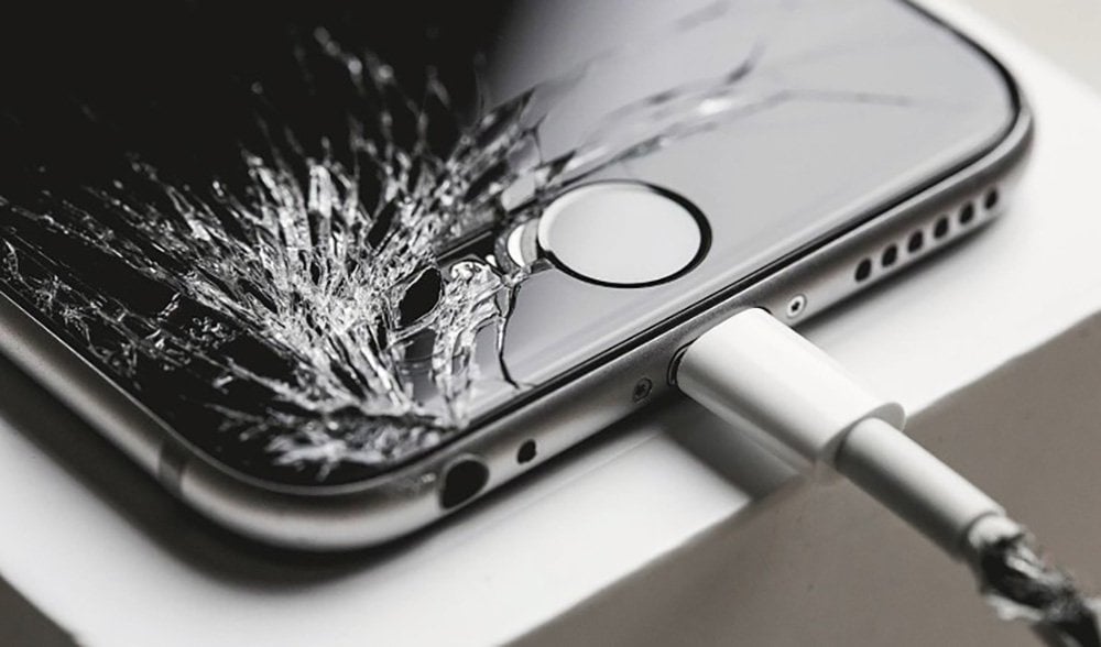 Источник: Habr / Сломанный iPhone