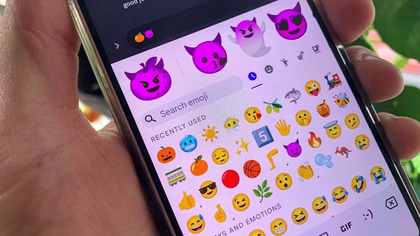 Источник: How-To Geek / Фото смартфона с запущенным приложением GBoard