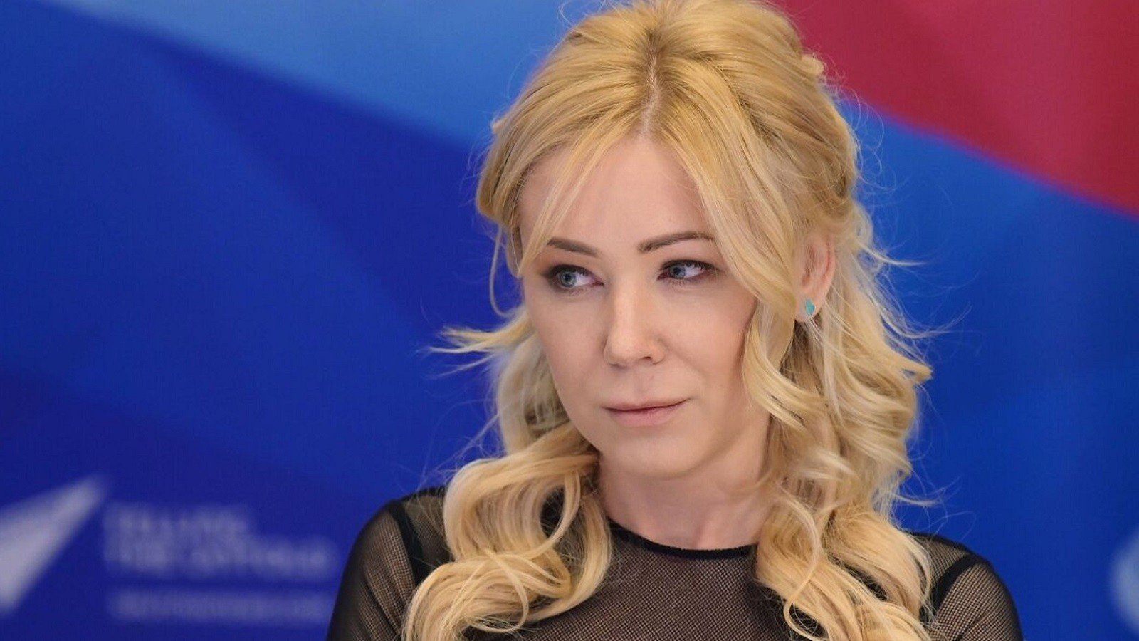 Екатерина Мизулина показала детские фото с Дедом Морозом и неизвестным женихом