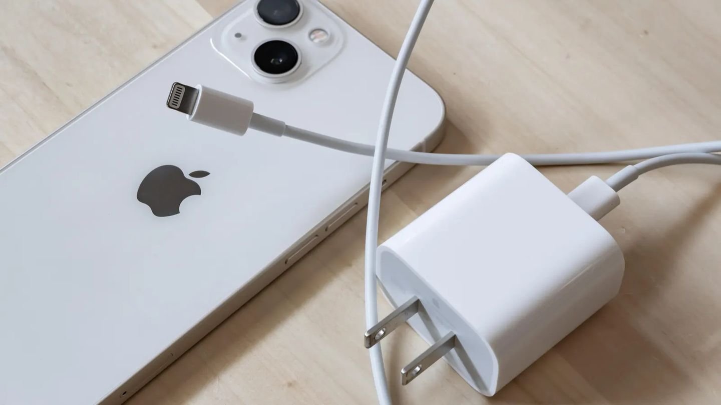 Источник: Forbes / Фото iPhone вместе с кабелем и зарядным устройством